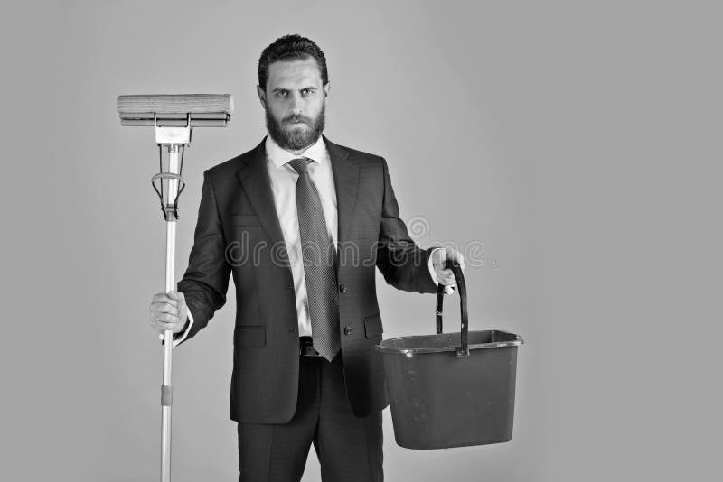 Affär och hem, mode, stilig man eller affärsman med kvasten arkivfoto
