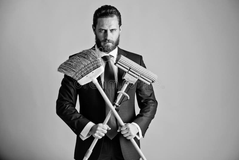 Affär och hem, mode, stilig man eller affärsman med kvasten royaltyfri foto
