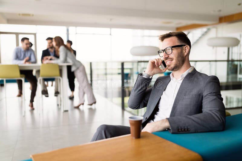 Affärscoworkers som diskuterar ny idéer och idékläckning i ett modernt kontor arkivfoto Affärscoworkers som diskuterar ny idéer och idékläckning i ett modernt kontor arkivfoto