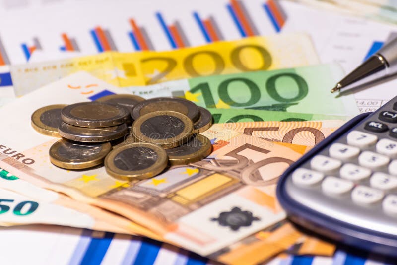 Affärsdiagram på finansiell rapport med mynt, räkningar, pennan och räknemaskinen royaltyfri fotografi Affärsdiagram på finansiell rapport med mynt, räkningar, pennan och räknemaskinen royaltyfri fotografi