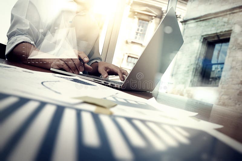 Affärsdokument på kontorstabellen med den smarta telefonen arkivbild Affärsdokument på kontorstabellen med den smarta telefonen arkivbild