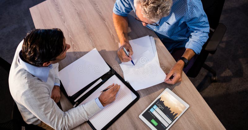 Affärsfolk som diskuterar vid signupskärmen på minnestavlaPC royaltyfri fotografi Affärsfolk som diskuterar vid signupskärmen på minnestavlaPC royaltyfri fotografi