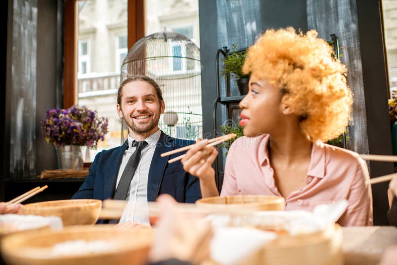 Affärsfolk under matställen i restaurangen royaltyfri foto