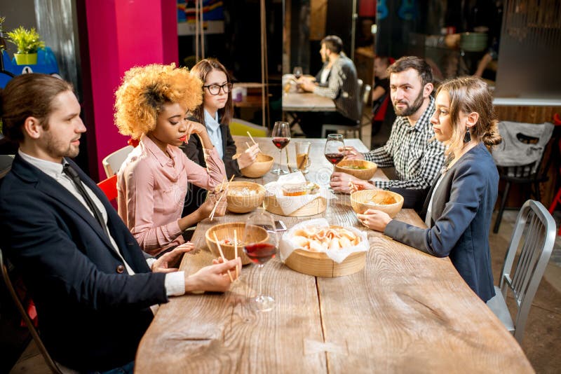 Affärsfolk under matställen i restaurangen arkivbild