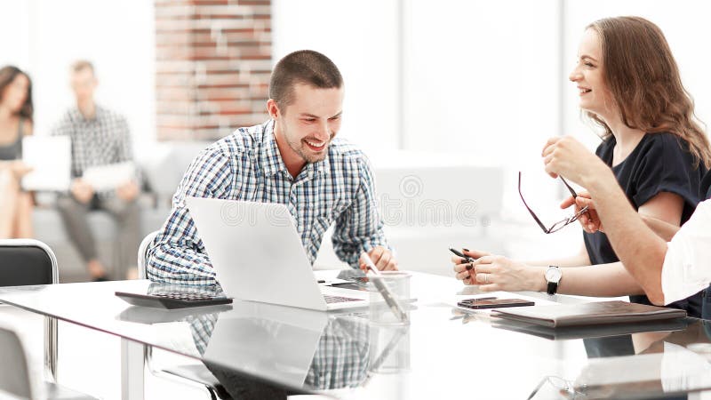 Affärsgrupp som diskuterar nya idéer på Office Desk fotografering för bildbyråer