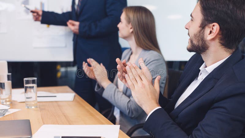 Affärskollegor som applåderar till reporter på seminariet arkivbild Affärskollegor som applåderar till reporter på seminariet arkivbild