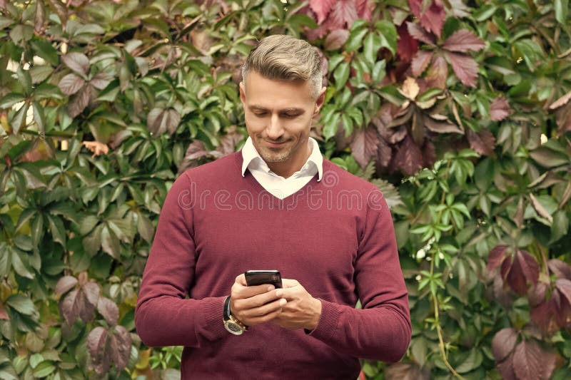 Affärskommunikationsformat. Onlineverksamhet. Företagsman använder telefon på hösten. Höstmannen använder telefon. Affärsman i til royaltyfri bild