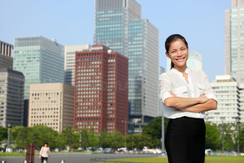 Affärskvinna i Tokyo stadshorisont, Japan royaltyfri bild Affärskvinna i Tokyo stadshorisont, Japan royaltyfri bild