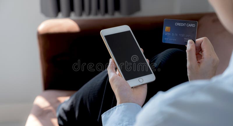 Affärskvinna-kort för mockup-kreditkort för onlineshopping på smartphone- eller bärbar dator från hemkontorsbetalning e arkivfoto