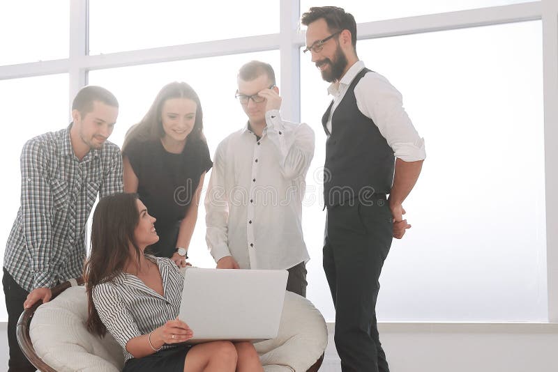 Affärskvinna och hennes affärsteam diskuterar information online fotografering för bildbyråer
