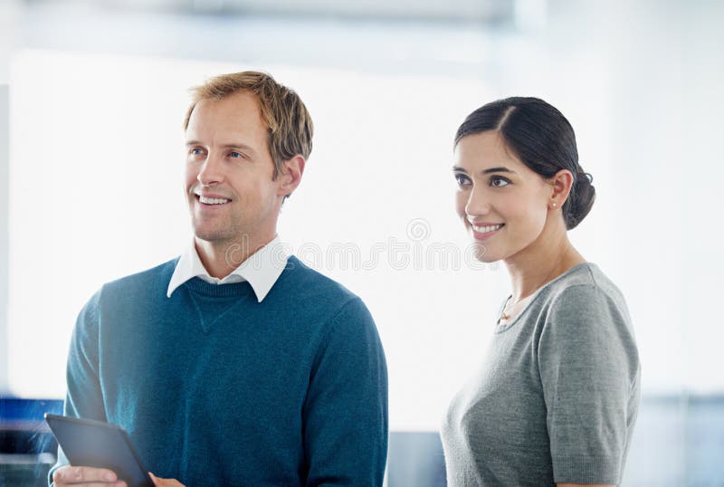 Affärskvinna och man med en tablett på kontoret för planering av läsning av digital rapport och samarbete. programmeringsgrupp arkivfoto