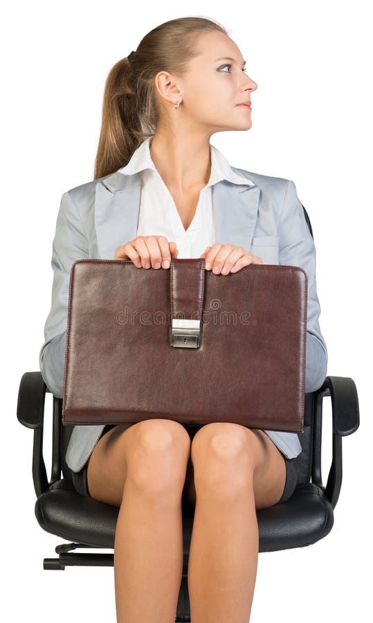 Affärskvinna på kontorsstol, hållande resväska
