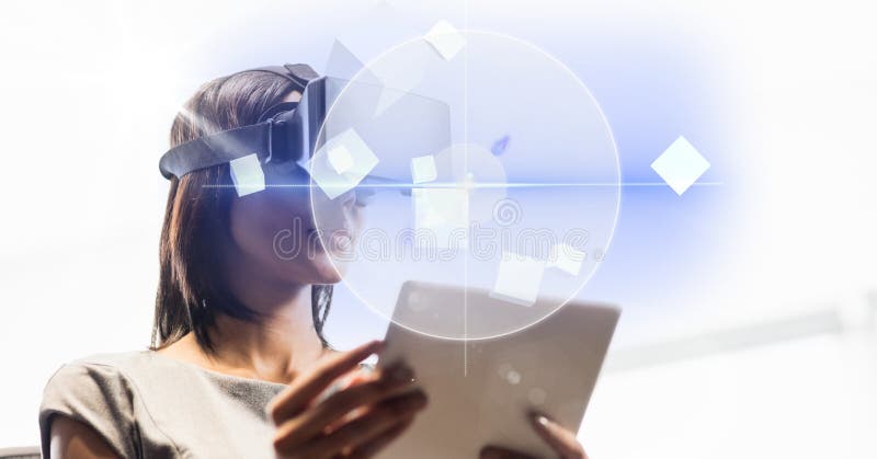 Affärskvinna som använder minnestavlaPC- och VR-exponeringsglas över ljus bakgrund fotografering för bildbyråer Affärskvinna som använder minnestavlaPC- och VR-exponeringsglas över ljus bakgrund fotografering för bildbyråer