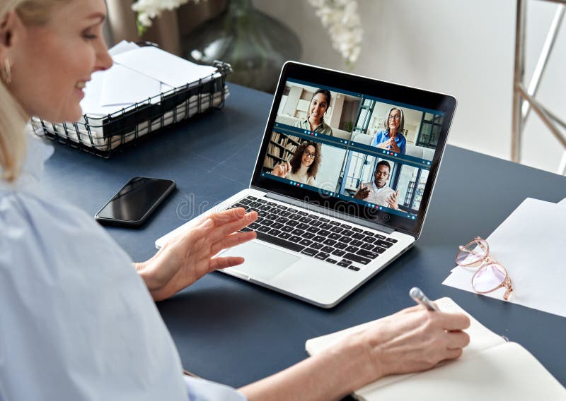 Affärskvinna som har virtuellt gruppmöte för videokonferenssamtal. arkivbilder