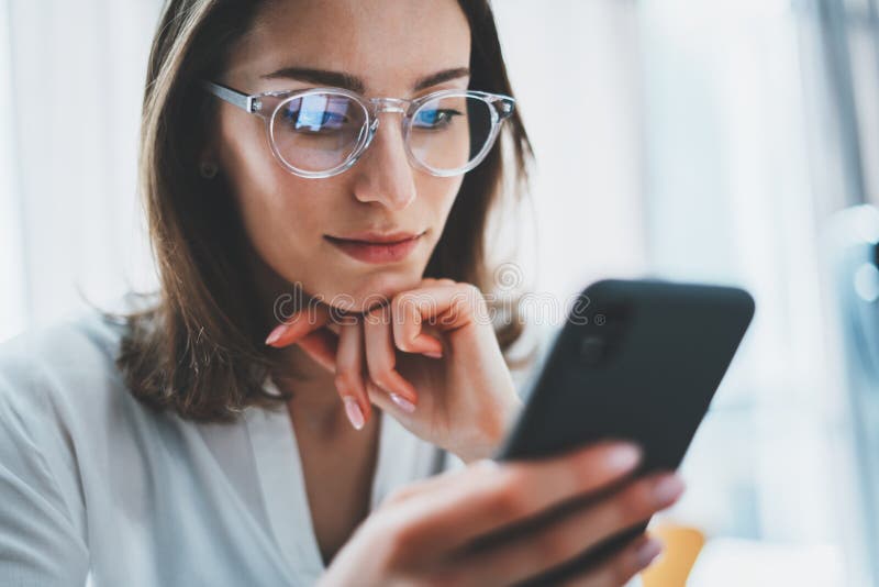 Aff? rskvinna som i regeringsst? llning anv? nder mobiltelefonen p? arbetsdags suddighet bakgrund Aff? rsteknologikommunikationer royaltyfri fotografi
