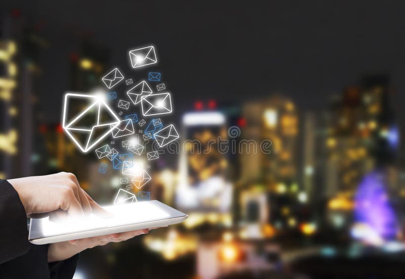 Affärskvinnan överför emailmarknadsföring royaltyfria foton Affärskvinnan överför emailmarknadsföring royaltyfria foton