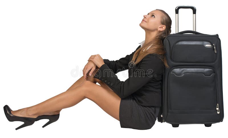 Affärskvinnasammanträde bredvid resväskan för främre sikt
