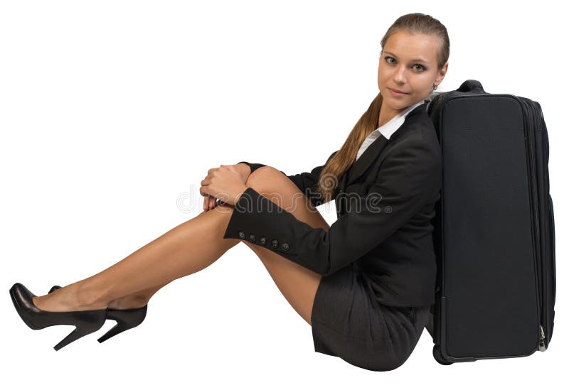 Affärskvinnasammanträde bredvid resväskan för sidosikt