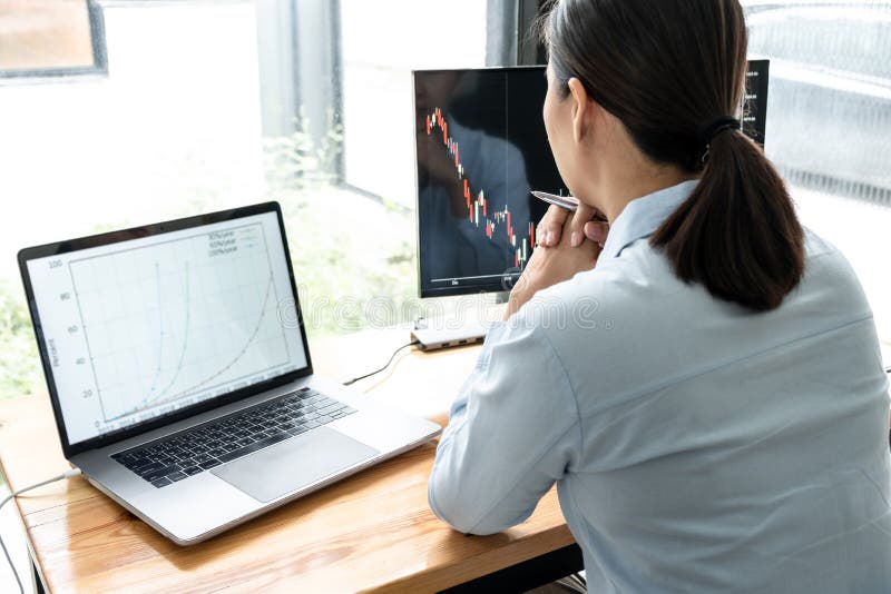 Affärskvinnlig investerare som planerar ett nytt projekt och analyserar diagramdata med bildskärm de data som presenteras och hand royaltyfri bild