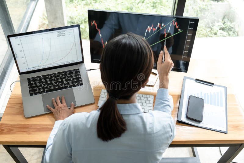 Affärskvinnlig investerare som planerar ett nytt projekt och analyserar diagramdata med bildskärm de data som presenteras och hand royaltyfri bild