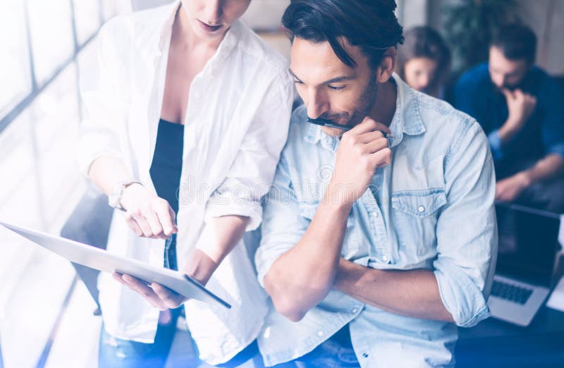 Affärslag i arbetande process på kontoret Projektchefer som möter på det coworking stället Panorama- fönster på suddigt arkivfoto Affärslag i arbetande process på kontoret Projektchefer som möter på det coworking stället Panorama- fönster på suddigt arkivfoto