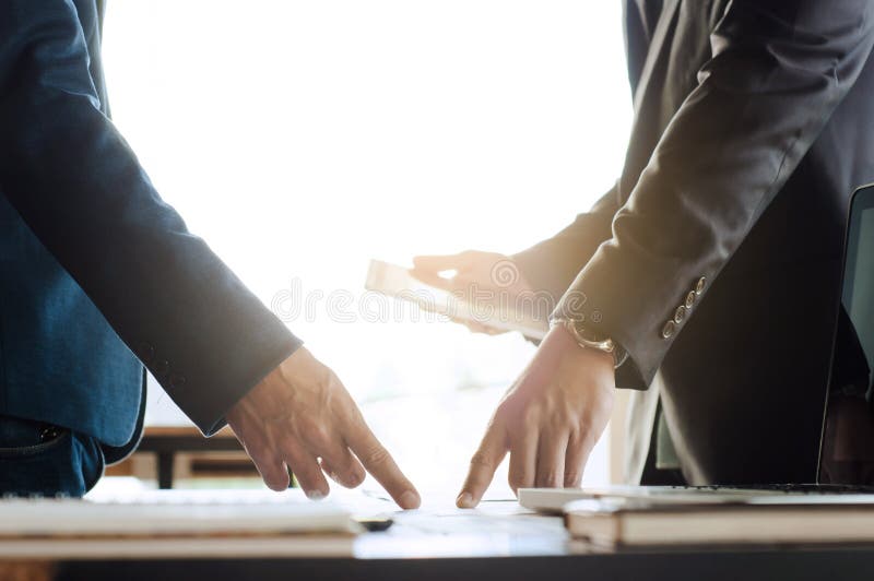 Affärsledare som diskuterar medan möte om investeringdata arkivfoto