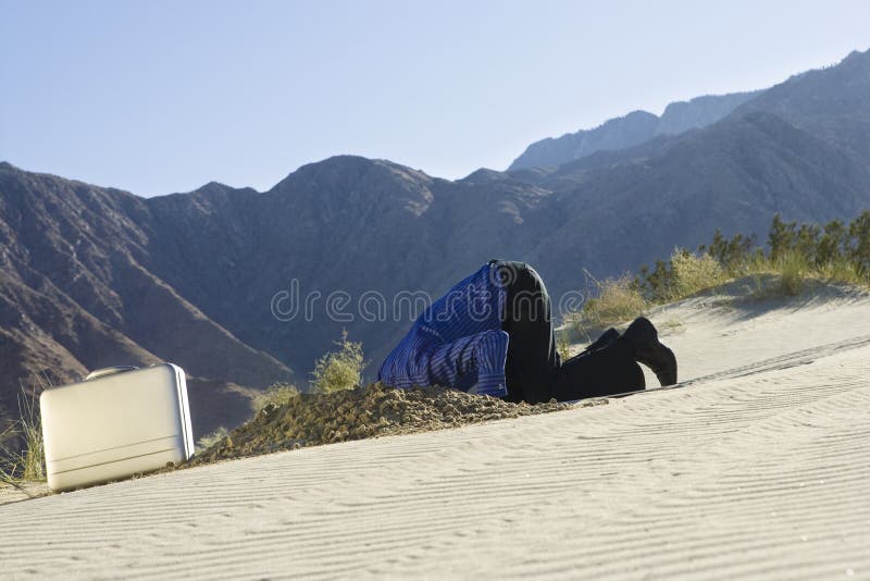 Affärsman Burying Head In sanden