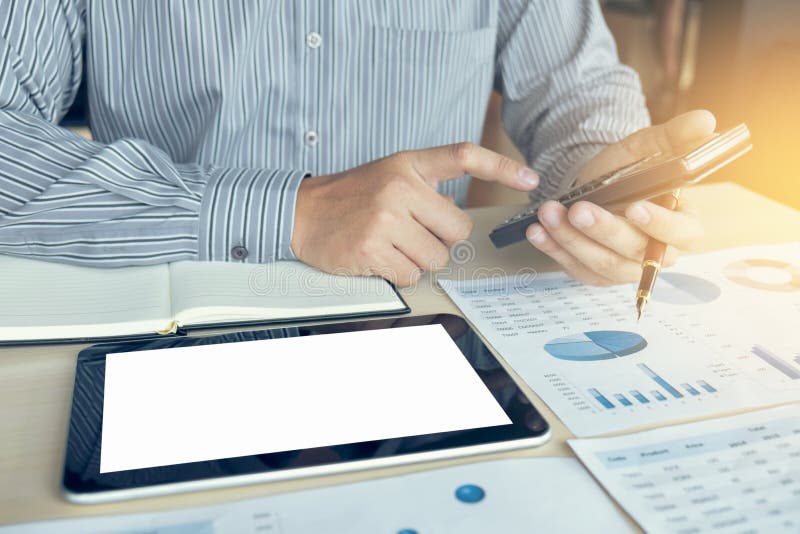 Affärsman eller revisor som arbetar finansiell investering på calcu royaltyfri fotografi Affärsman eller revisor som arbetar finansiell investering på calcu royaltyfri fotografi