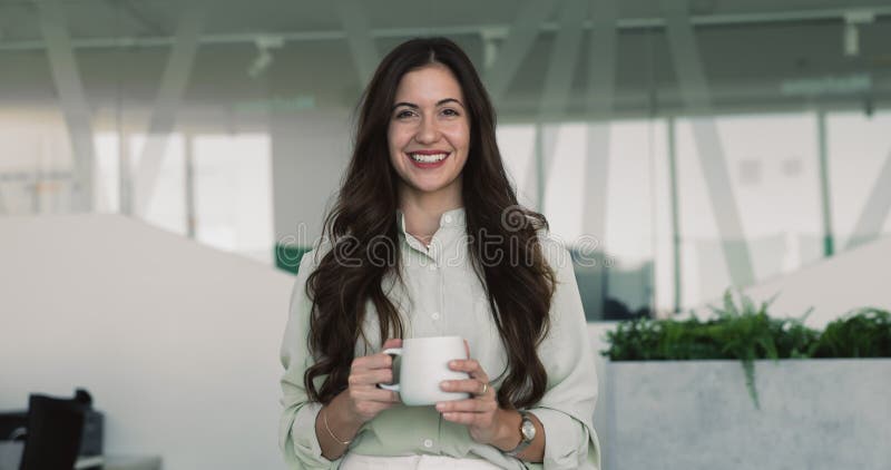 Affärsman har mycket att njuta av kaffeavbrott på kontoret stock video