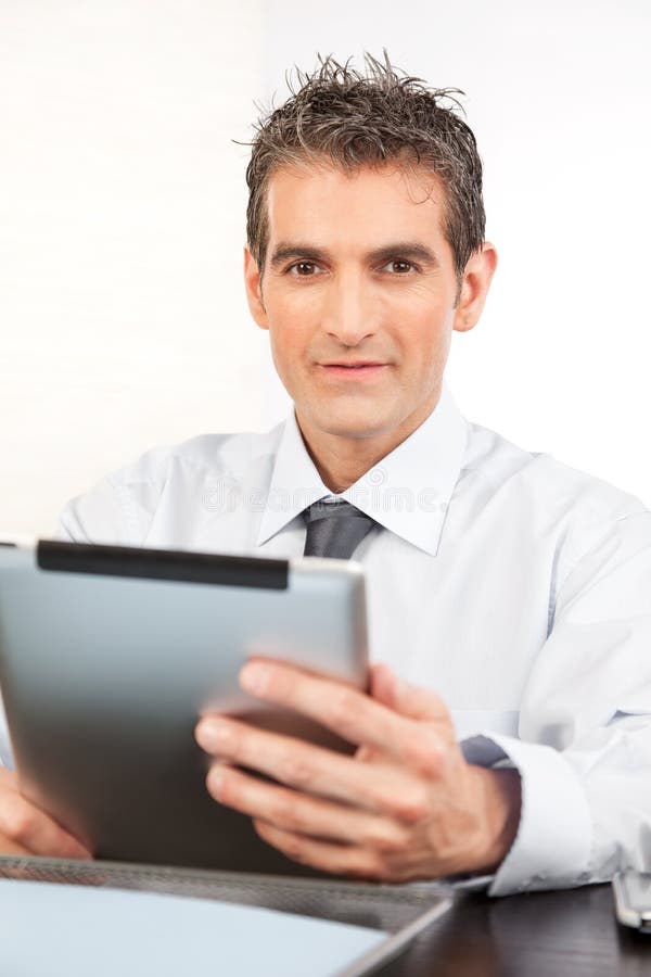 Affärsman Holding Digital Tablet arkivbilder Affärsman Holding Digital Tablet arkivbilder