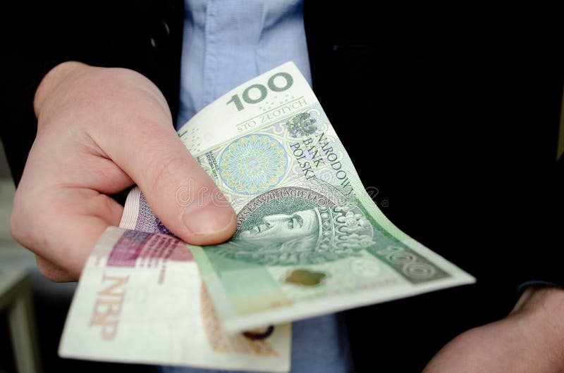 Affärsman i dräkten som ger pengar Hundra och tjugo polsk zloty, slut upp arkivbilder Affärsman i dräkten som ger pengar Hundra och tjugo polsk zloty, slut upp arkivbilder