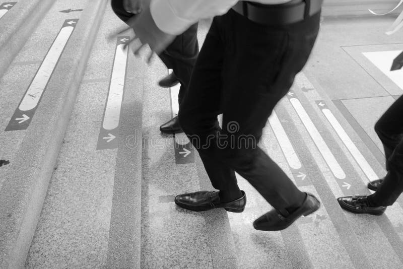 Affärsman Legs Walking Up trappan royaltyfri bild Affärsman Legs Walking Up trappan royaltyfri bild