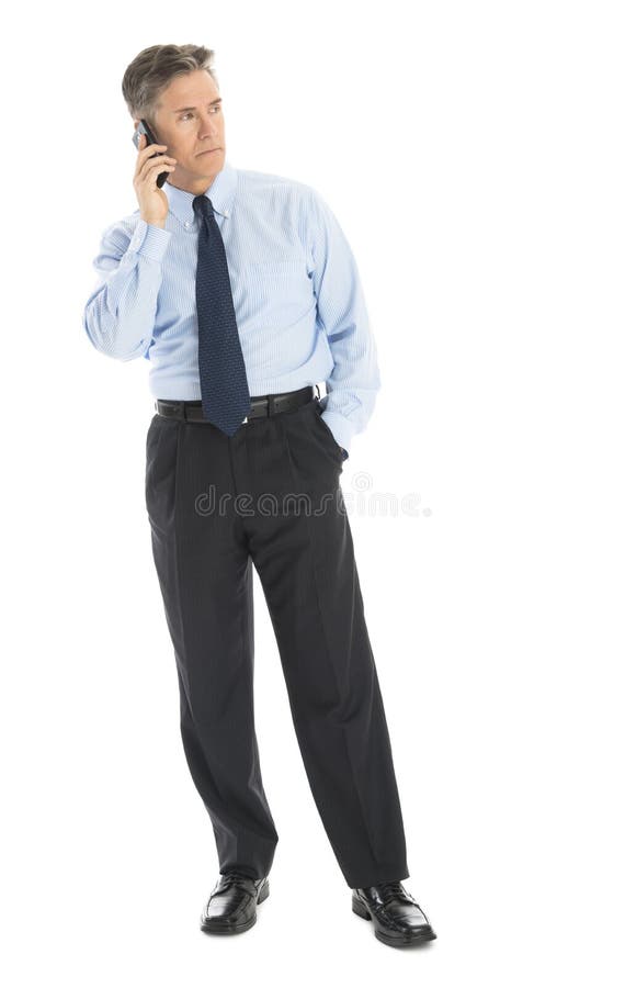 Affärsman Looking Away While som svarar den smarta telefonen royaltyfri bild Affärsman Looking Away While som svarar den smarta telefonen royaltyfri bild