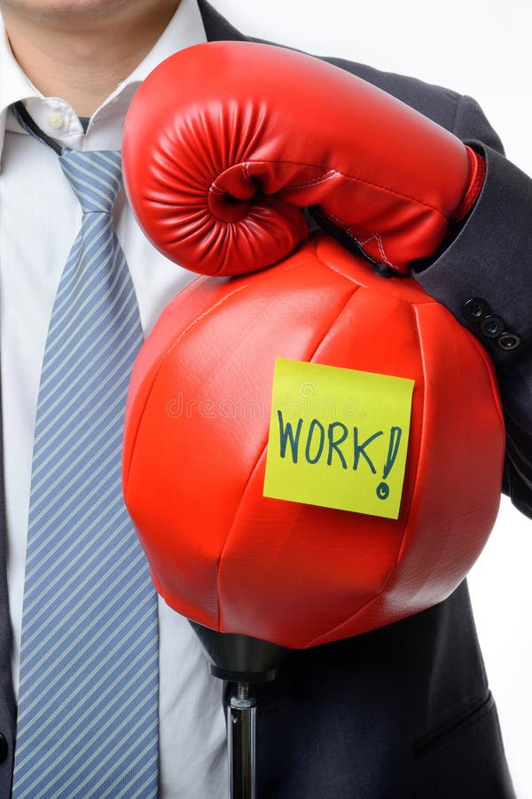 Affärsman med boxninghandsken som är klar att slåss med arbete, affär arkivfoton Affärsman med boxninghandsken som är klar att slåss med arbete, affär arkivfoton