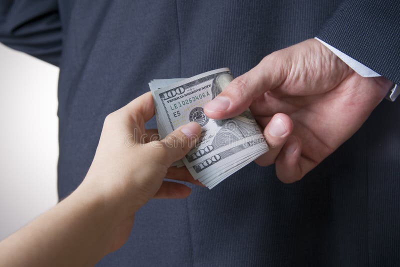 Affärsman med pengar i studio white för dollar för sedelbegreppskorruption isolerad kuvert fakturerar dollar hundra arkivfoto Affärsman med pengar i studio white för dollar för sedelbegreppskorruption isolerad kuvert fakturerar dollar hundra arkivfoto