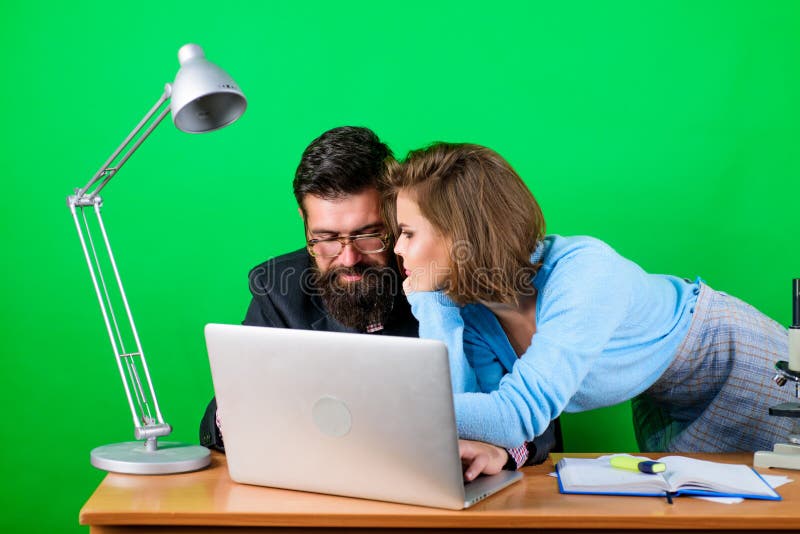 Affärsman- och assistentproblem sekreterare med framstickandet p? arbetsplatsen aff?rspar p? datoren K?rleksaff?r p? arbete fotografering för bildbyråer Affärsman- och assistentproblem sekreterare med framstickandet p? arbetsplatsen aff?rspar p? datoren K?rleksaff?r p? arbete fotografering för bildbyråer