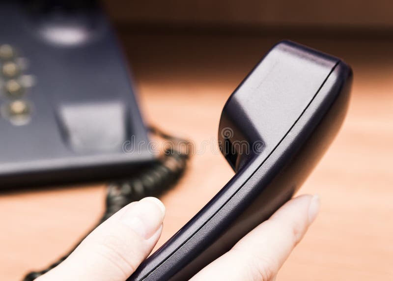 Affärsman ringd voiptelefon i kontoret Förbinda för IP-telefon royaltyfria foton Affärsman ringd voiptelefon i kontoret Förbinda för IP-telefon royaltyfria foton