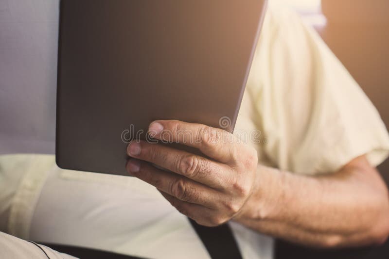 Affärsman som använder den digitala minnestavlan i bil royaltyfria bilder Affärsman som använder den digitala minnestavlan i bil royaltyfria bilder