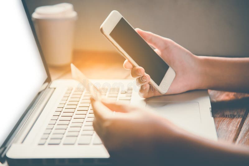 Affärsman som använder kreditkorten och smartphonen med en bärbar dator till pu royaltyfri foto Affärsman som använder kreditkorten och smartphonen med en bärbar dator till pu royaltyfri foto