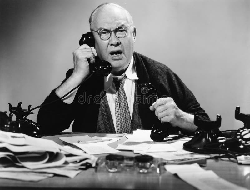Affärsman som använder åtskilliga telefoner (alla visade personer inte är längre uppehälle, och inget gods finns Leverantörgarant royaltyfri bild