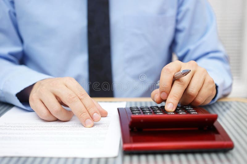 Affärsman som beräknar och kontrollerar artiklar av överenskommelse