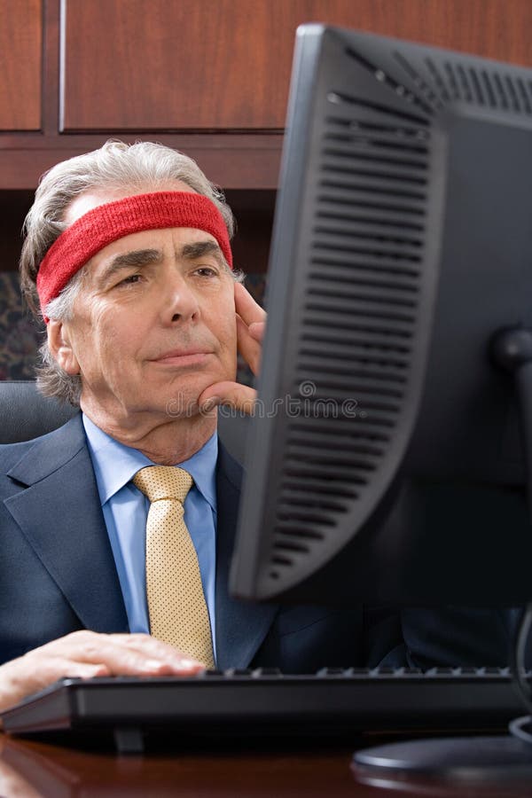 Affärsman som bär en svettband royaltyfri foto