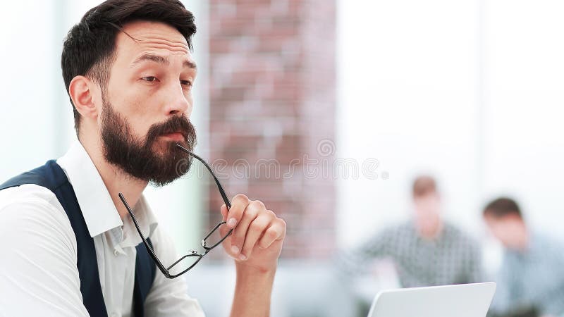 Affärsman som funderar på något, som sitter på kontoret arkivfoto