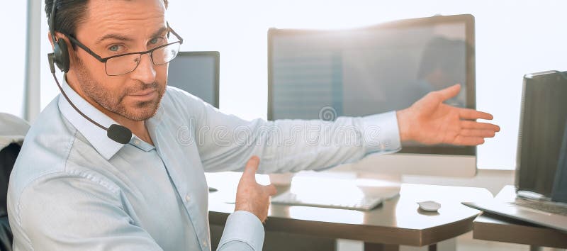 Affärsman som sitter vid sitt skrivbord i affärscentret arkivbilder