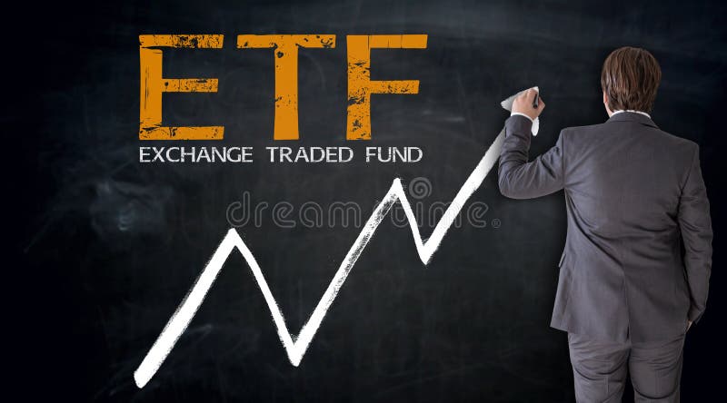 Affärsman som skriver ETF på svart tavlabegrepp arkivbilder Affärsman som skriver ETF på svart tavlabegrepp arkivbilder