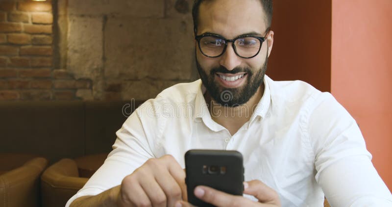Affärsman Uses Smartphone Application arkivfilmer