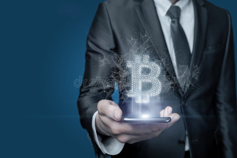 Affärsman visar bitcoin på blå bakgrund i telefonen royaltyfria foton