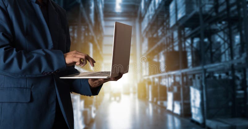 Affärsmanchef som använder online-gods för bärbar datorkontrollbeställningar royaltyfri foto Affärsmanchef som använder online-gods för bärbar datorkontrollbeställningar royaltyfri foto
