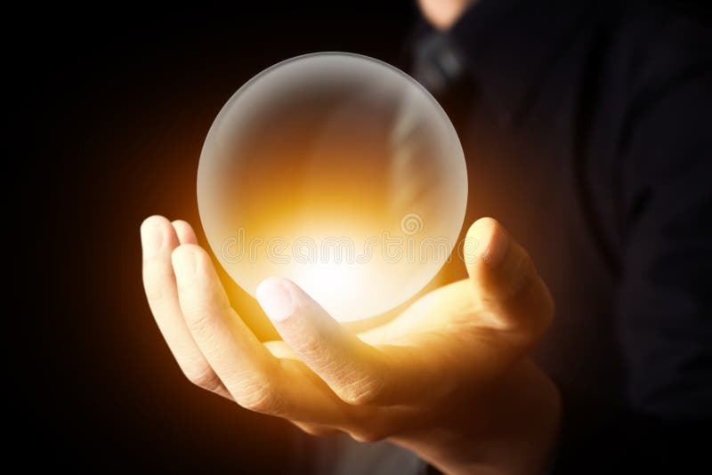 Affärsmanhand som rymmer en Crystal Ball Affärsmanhand som rymmer en Crystal Ball