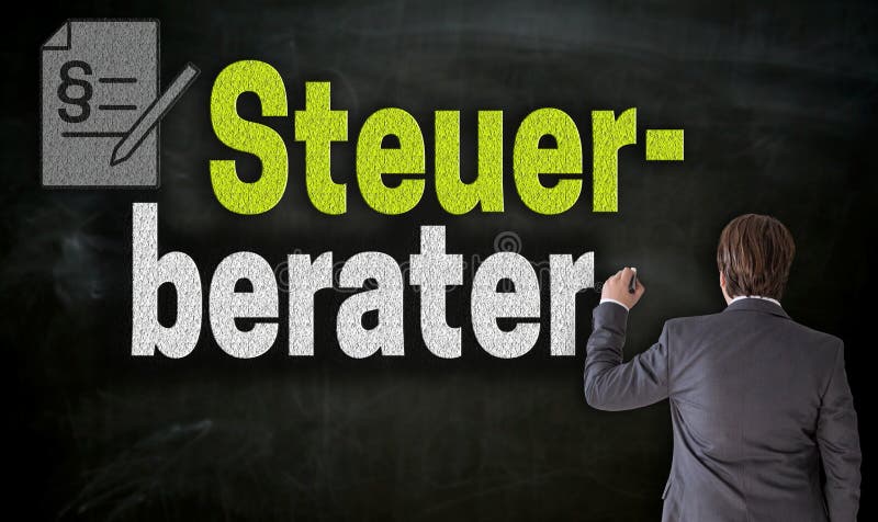 Affärsmannen skriver med krita Stuerberater i tysk skattkonsulent på svart tavla fotografering för bildbyråer Affärsmannen skriver med krita Stuerberater i tysk skattkonsulent på svart tavla fotografering för bildbyråer